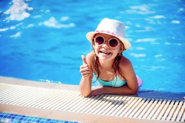 verão e óculos solares para crianças