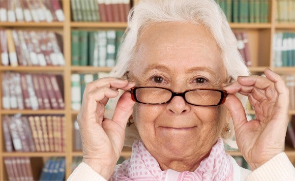 mulher idosa com óculos
