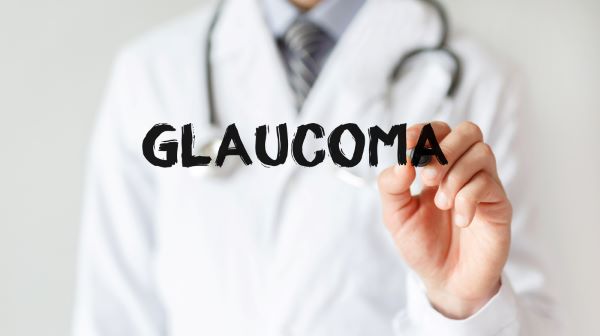 Glaucoma - médico escrevendo a palavra no vidro