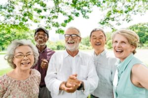 Grupo de idosos felizes no parque
