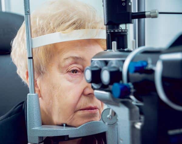 Exame oftalmológico em idosa