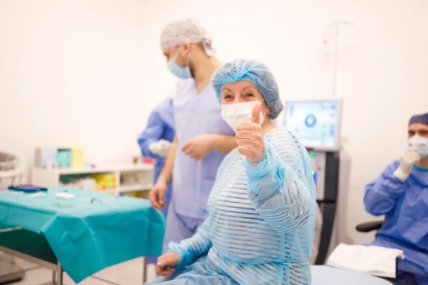 Paciente idosa sendo preparada para cirurgia de catarata