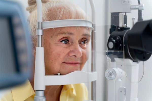Senhora idosa realizando exames oculares
