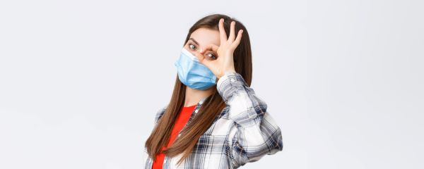 Mulher usando máscara para prevenir a saúde durante a pandemia.