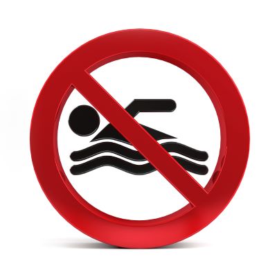 Placa indicando proibido nadar.