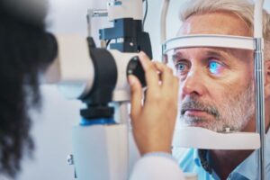 Homem maduro realizando exame oftalmológico