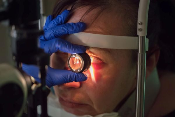 Paciente sendo examinado por oftalmologista para identificar possíveis condições oculares raras.