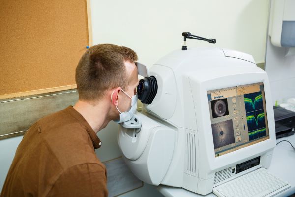 Homens, especialmente, não devem descuidar da saúde ocular. 
Na imagem, Homem jovem realizando exame de fundo de olhos para detectar doença ocular.