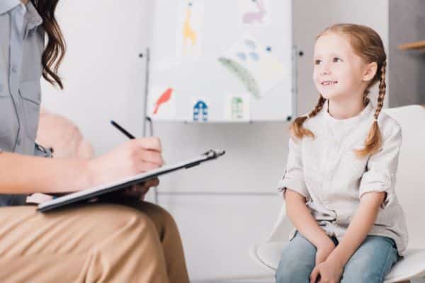Menina feliz conversando com sua psicóloga.